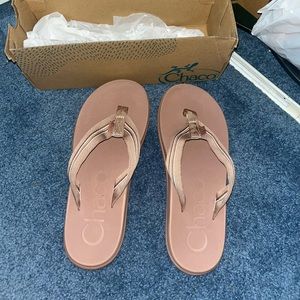 BRAND NEW WOMENS CHACO FLIP FLOPS SIZE 8.